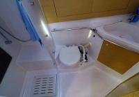 sejlbåd Elan 45 impression interiør toilet Toilet bruser